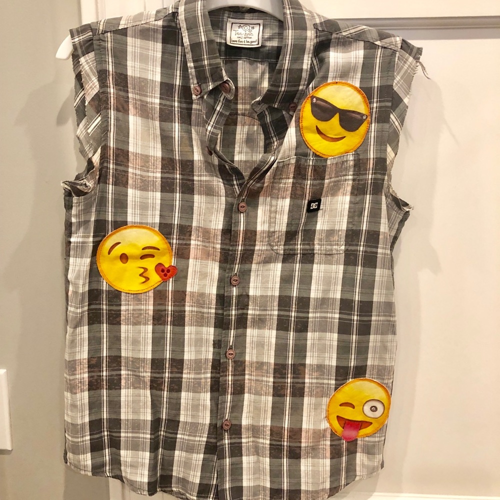 Sleeveless  kids button down smiley emoji shirt.😘